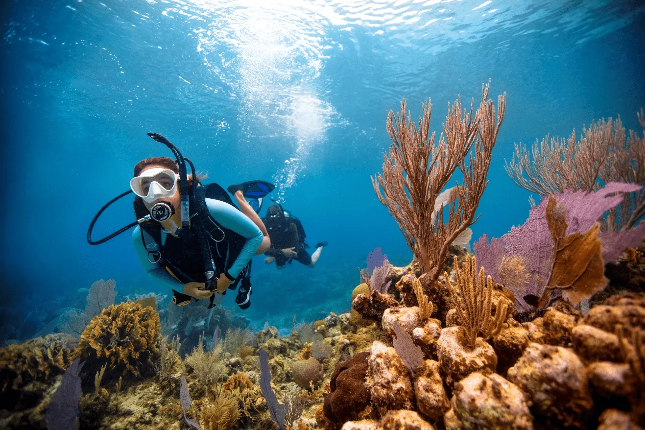 Woman-Scuba-Diving-